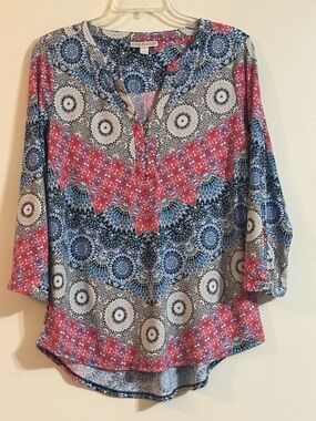 Dana Buchman Red, Blue & White Medallion Print Tunic Blouse adorned gold buttons